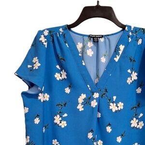 Hilary Radley Top Women Medium Blue Polyester V-Neck Short Flutter Sleeve Floral